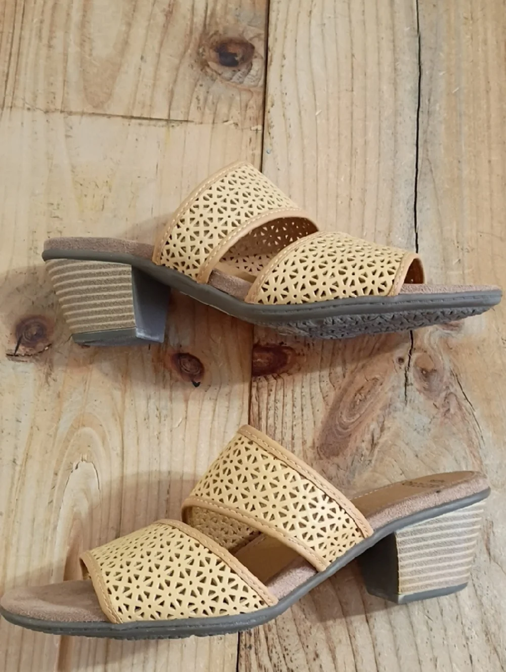 Earth Origins Double Strap Leather Open Toe Heeled Sandals Fits Size 7-7.5